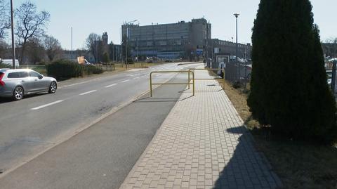 Barierka na środku ścieżki rowerowej i chodnika