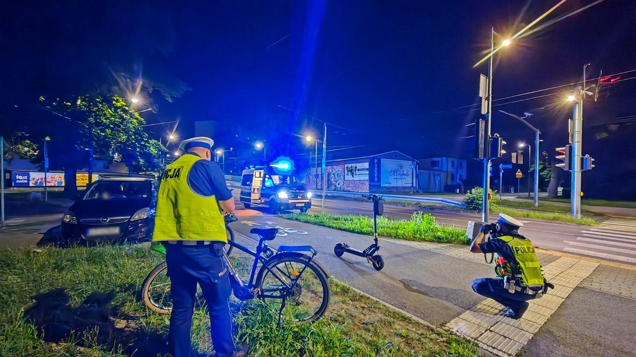 Zderzenie rowerzysty i kierującego hulajnogą. Obaj są ranni