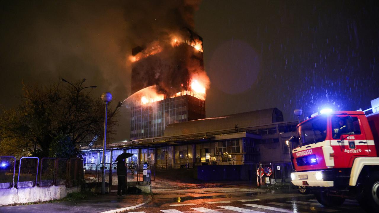 Pożar wieżowca w Zagrzebiu. "Strażacy zostali wycofani z wnętrza budynku"
