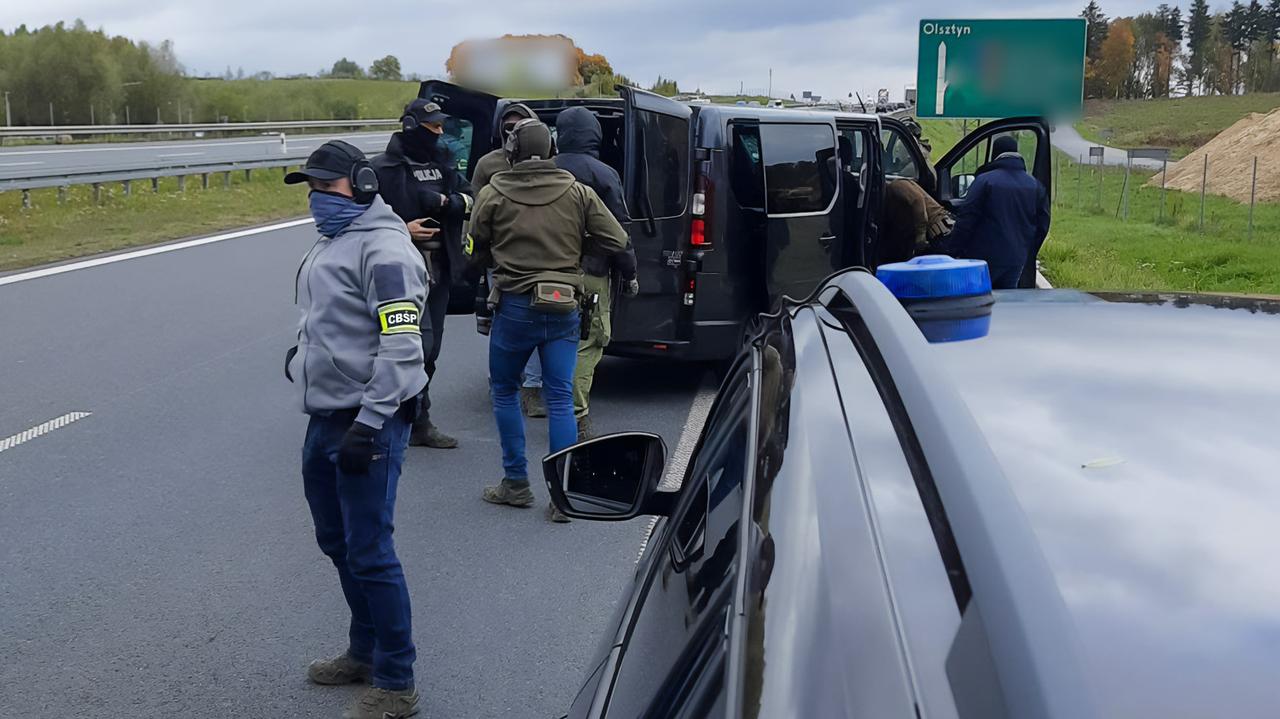 Służby rozbiły gang. Kradli i handlowali narkotykami