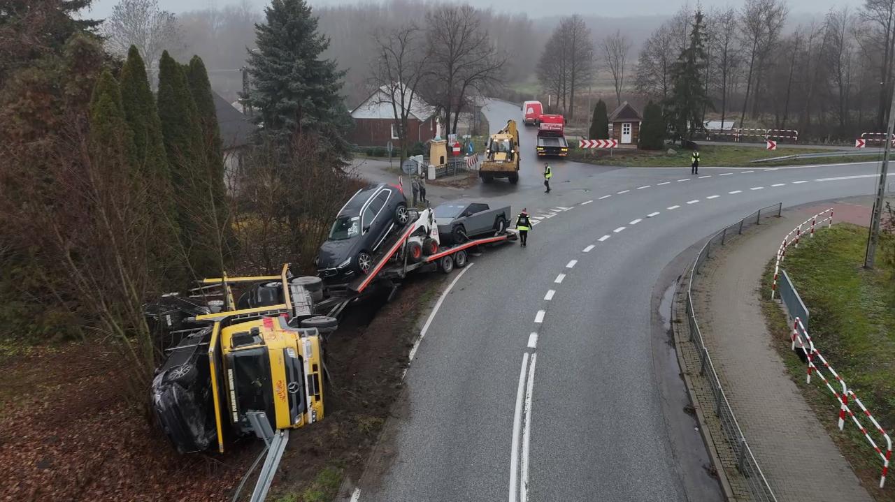 Na lawecie wiózł auta. Na łuku drogi miał problemy