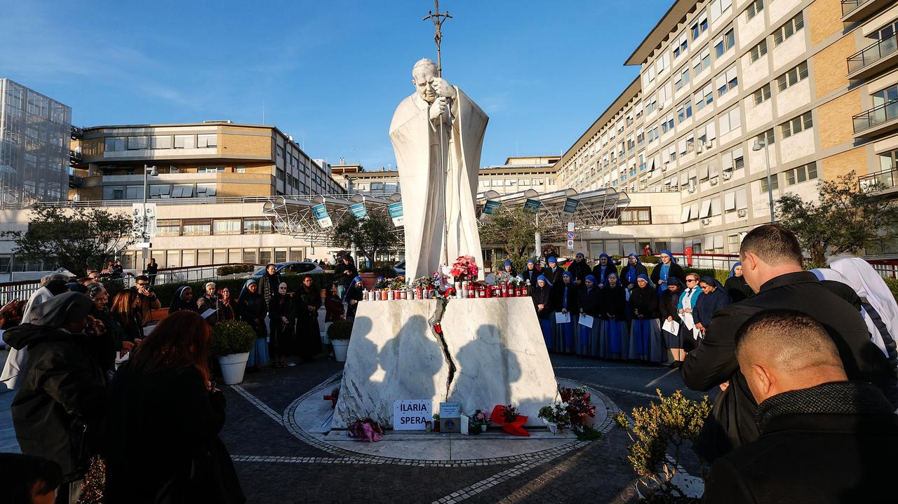 "Forza Francesco", "milczenie Kurii". Włoska prasa: świat się niepokoi