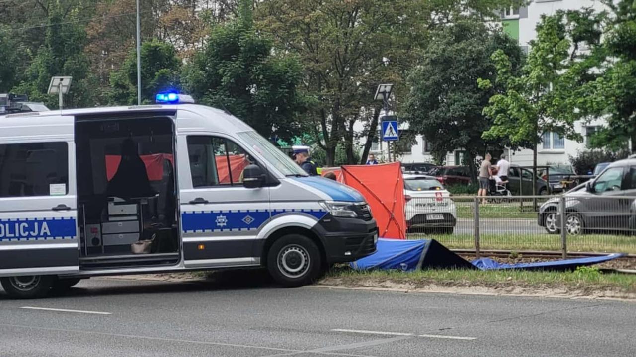 Schodziła z przejścia dla pieszych, gdy uderzył w nią samochód. 27-latka nie żyje