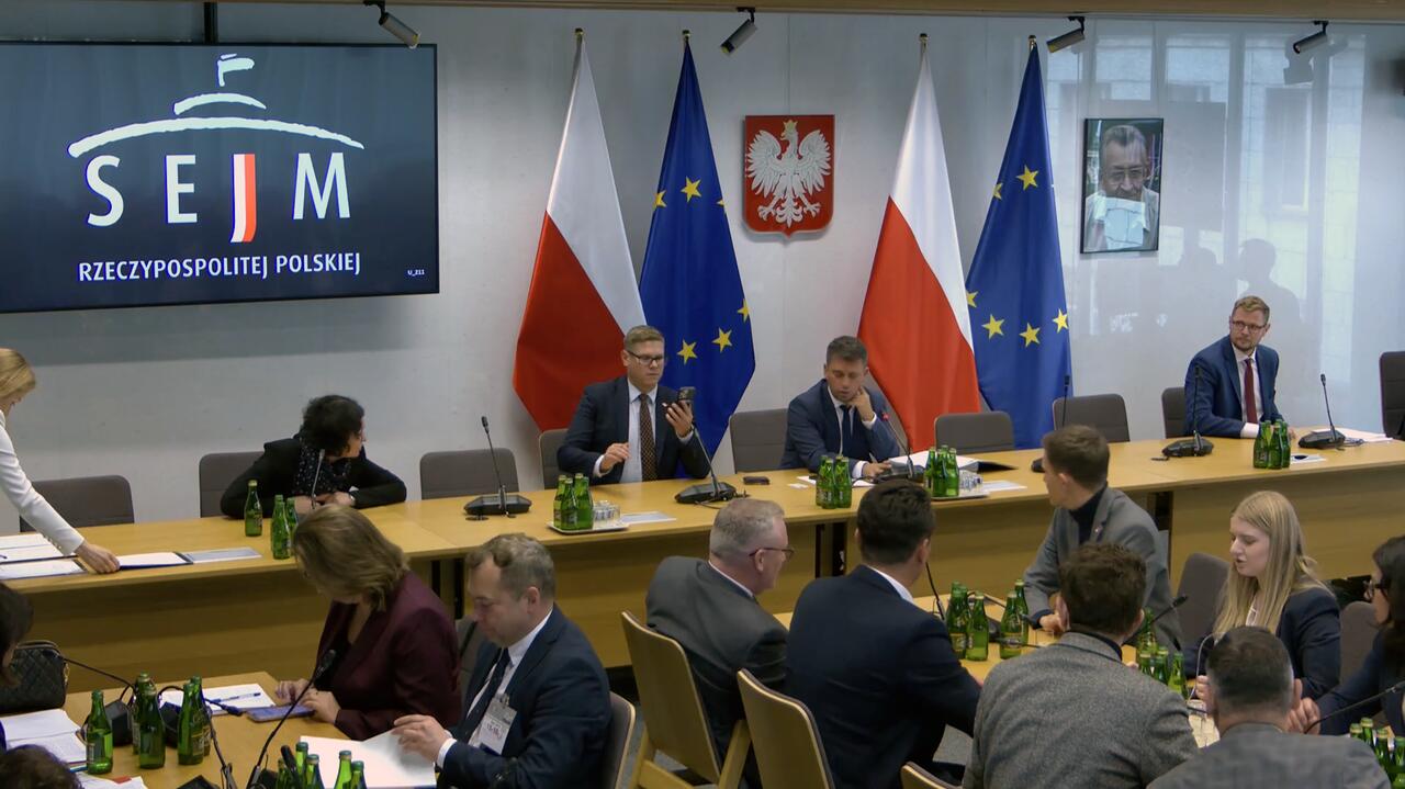 Zamieszanie na komisji. Przegrane głosowanie, "nieporozumienie" i wniosek o "zbadanie" posłów
