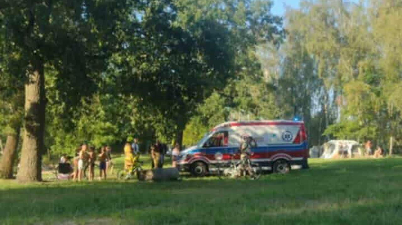 "Unosił się na wodzie, głowę miał pod powierzchnią". Pięciolatkowi pomógł 10-latek