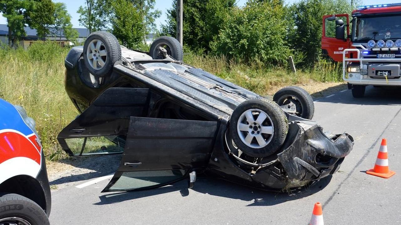 Najpierw uderzyła w betonowy przepust, później słupki. W końcu dachowała