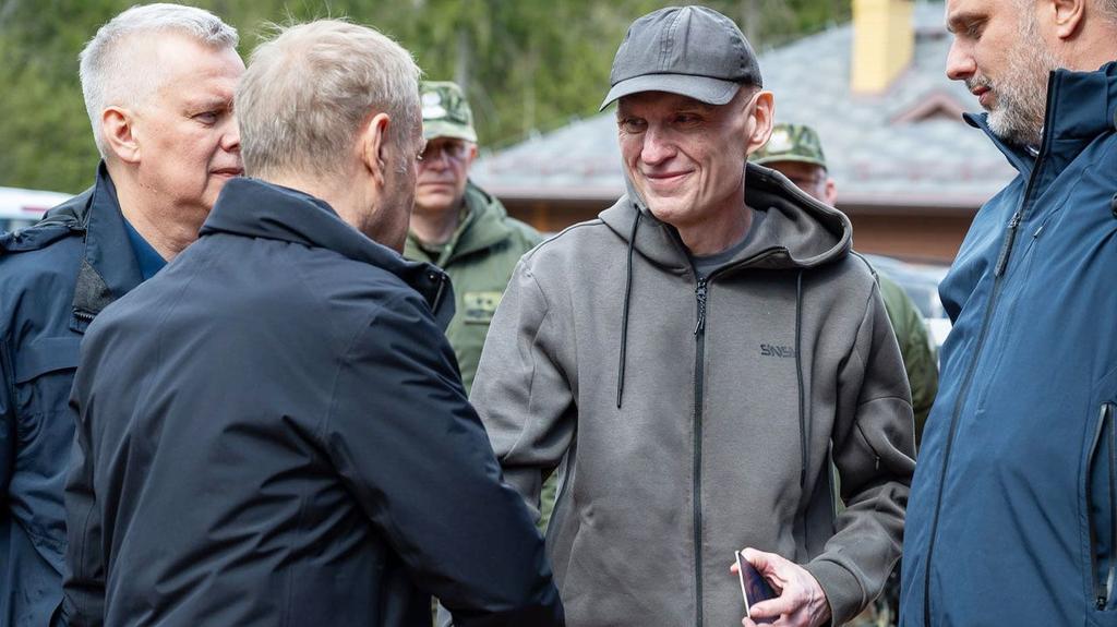 Andrzej Poczobut witany przy granicy przez Donalda Tuska. Bartosz Wieliński stoi po prawej stronie