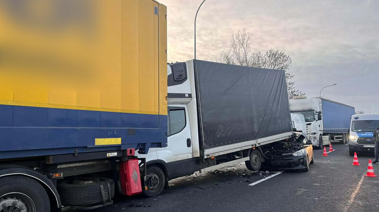 Zderzyły się cztery pojazdy, dwie osoby są ranne