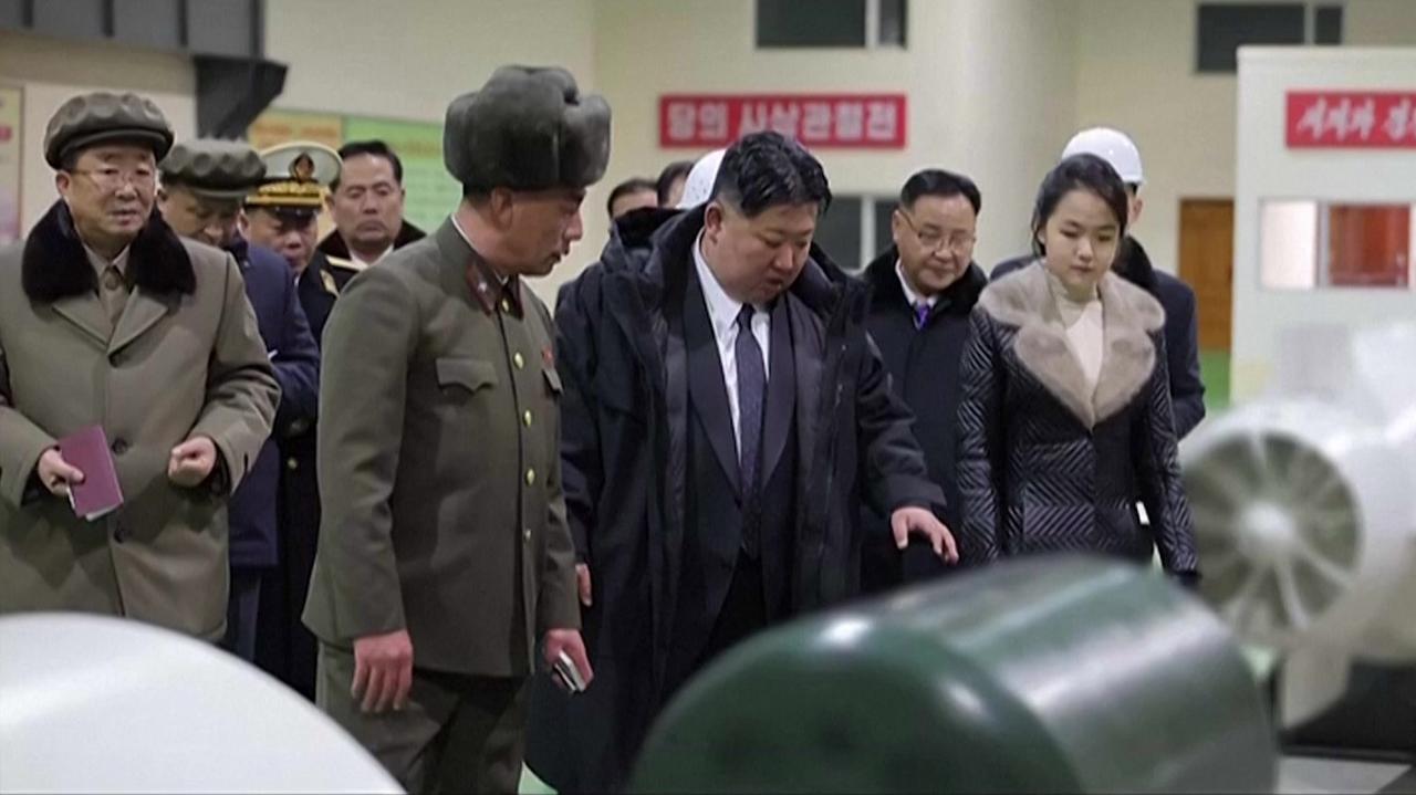 Ким Чен Ын наблюдал за строительством корабля вместе с своей потенциальной преемницей