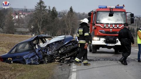 Siła uderzenia była taka, że auta wypadły z drogi