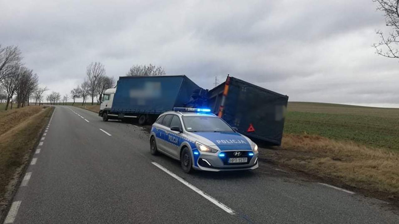 Podmuch wiatru przewrócił naczepę, policja apeluje o ostrożność na drogach