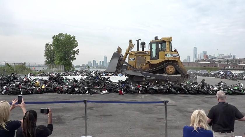 Buldożer zniszczył sto motocykli i quadów w Nowym Jorku