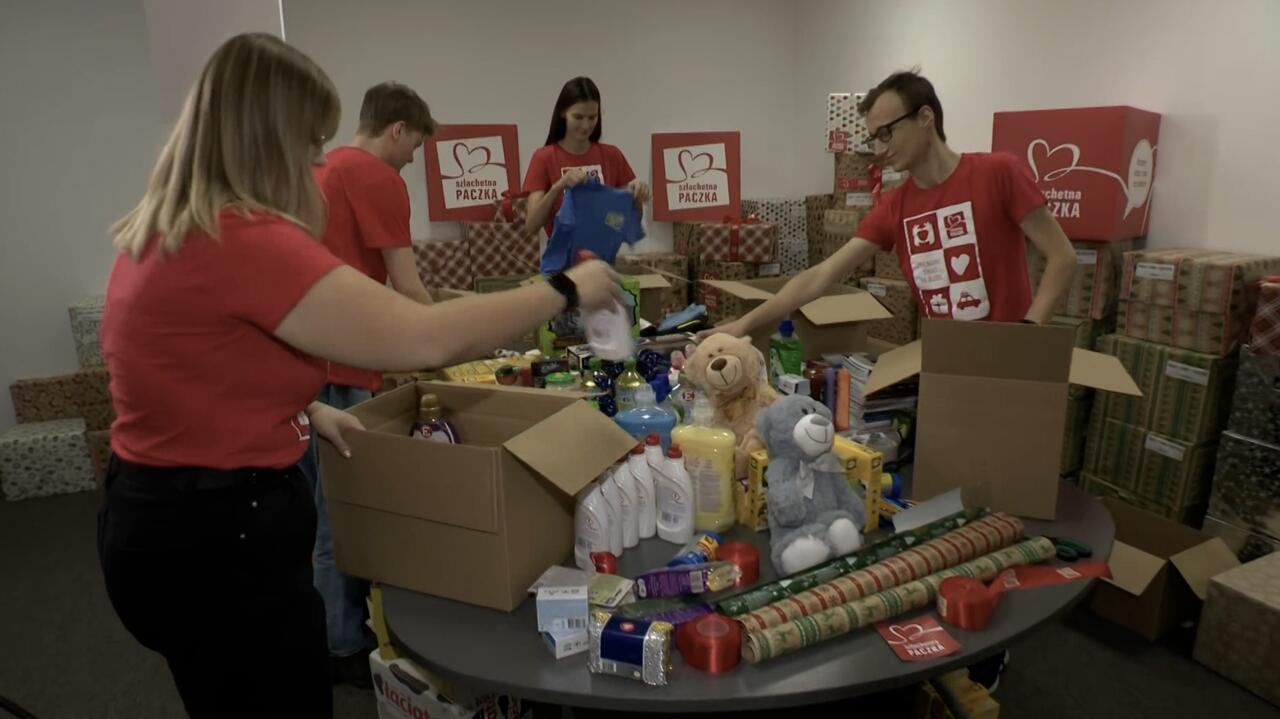 Szlachetna Paczka szuka wolontariuszy. Wystarczy tyle czasu, ile spędzamy przy serialu