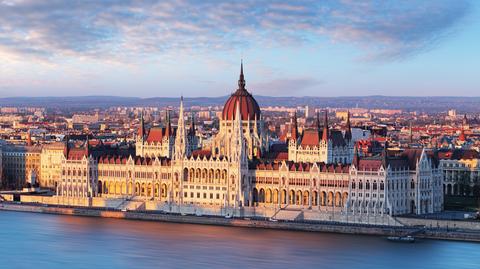 Widok na parlament w Budapeszcie