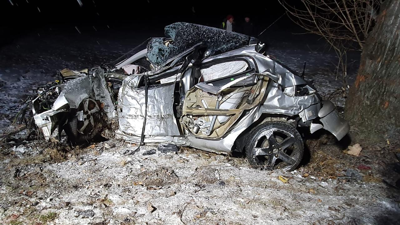 Polski Świętów. Samochód uderzył w drzewo, kierowca wypadł