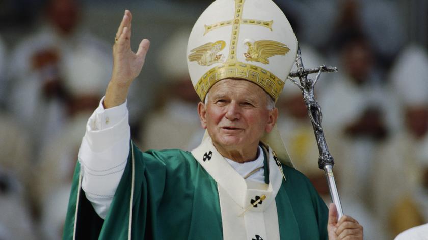Jan Paweł II podczas wielkopiątkowej Drogi Krzyżowej w 1996 roku. Nagranie archiwalne