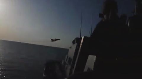 Amerykanie pokazali nagranie rosyjskich samolotów nad okrętem