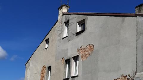 Nadzór budowlany nakazuje likwidację okien w ścianie szczytowej kamienicy (materiał z 16.04.2021)