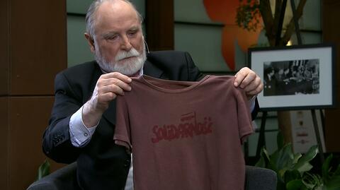 Stefan Chwin prezentuje jedną z pierwszych koszulek z napisem "Solidarność"