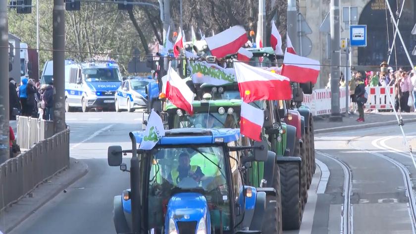 Rolnicy kontynuują protest, krytykują unijnego komisarza z PiS
