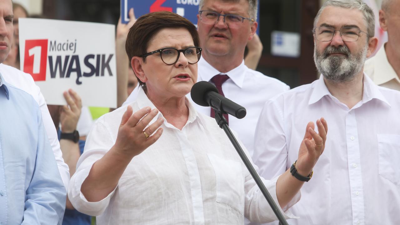 Intercambio en línea entre Beata Szydło y Marcin Mastalerek.  Jacek Kurski al fondo