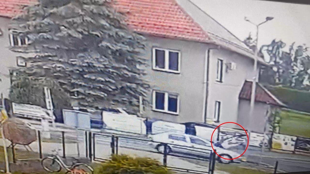 Dziecko potrącone na przejściu dla pieszych w Osieku. Nagranie z monitoringu