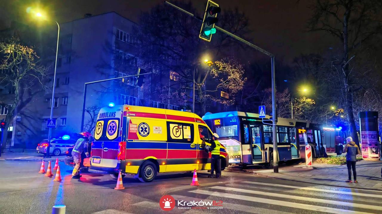 Zderzył się z autobusem miejskim, po kolizji uciekł