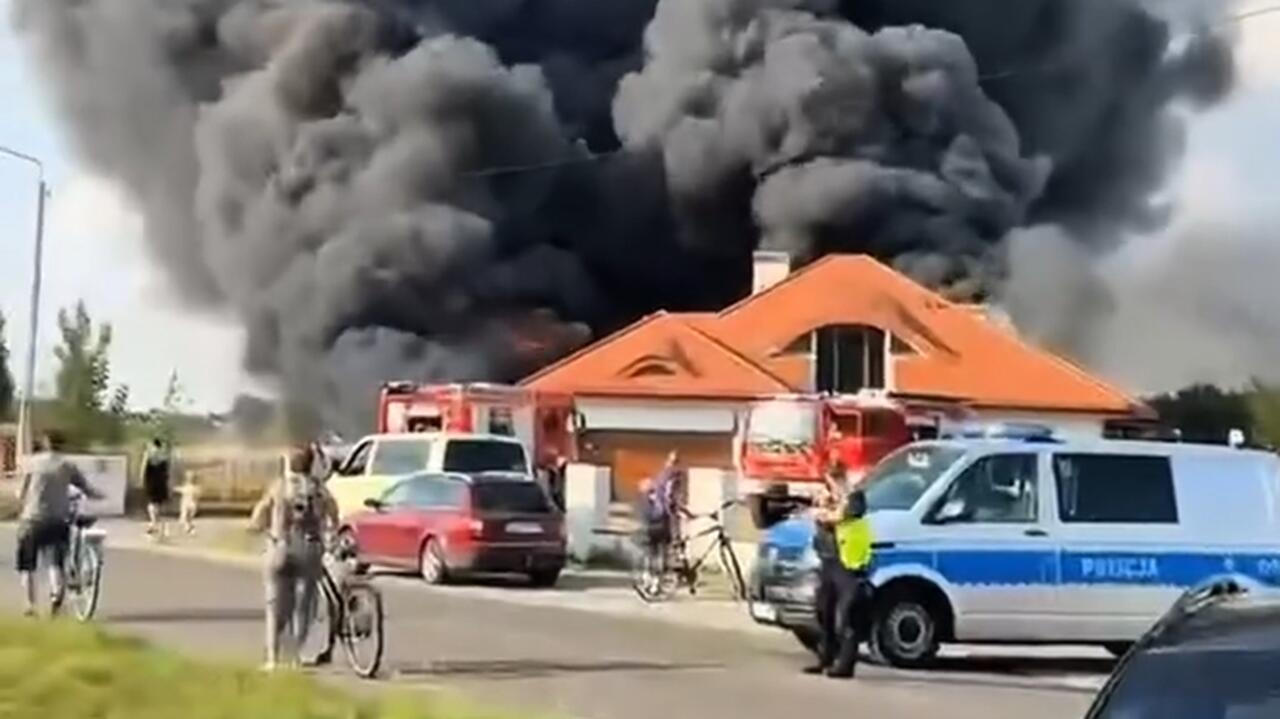 Duży pożar bazy transportowej. W ogniu opony, paliwo, las