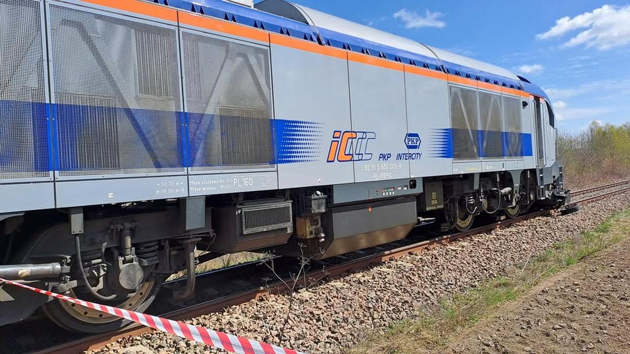 Tragedia na przejeździe kolejowym, nie żyje 77-latek