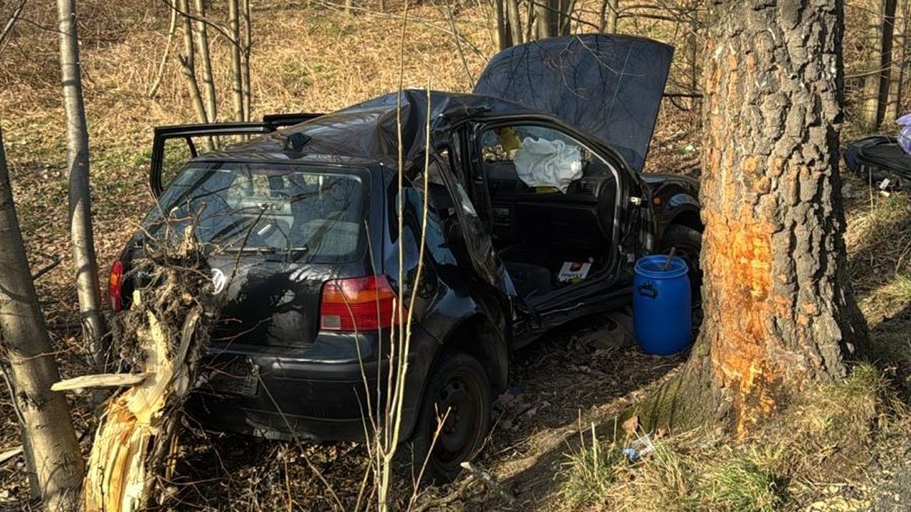 Na zakręcie wypadli z drogi i uderzyli w drzewo. W  szpitalu zmarła 15-latka