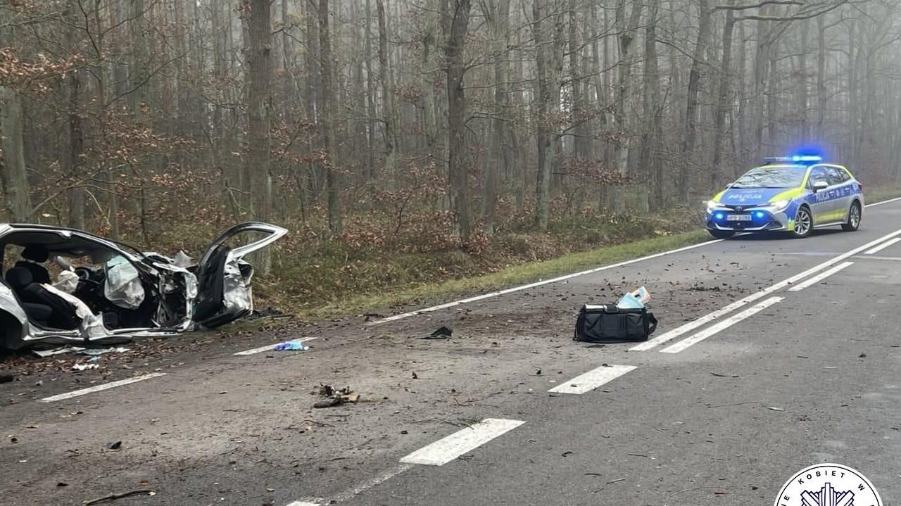 Nie opanował auta na zakręcie. Nie żyje 22-letni kierowca