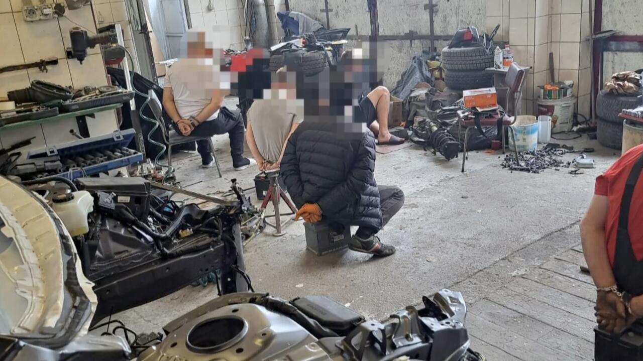 Auta skradzione w Niemczech, Włoszech i Francji znaleźli w małej pomorskiej wsi. Pięć osób zatrzymanych