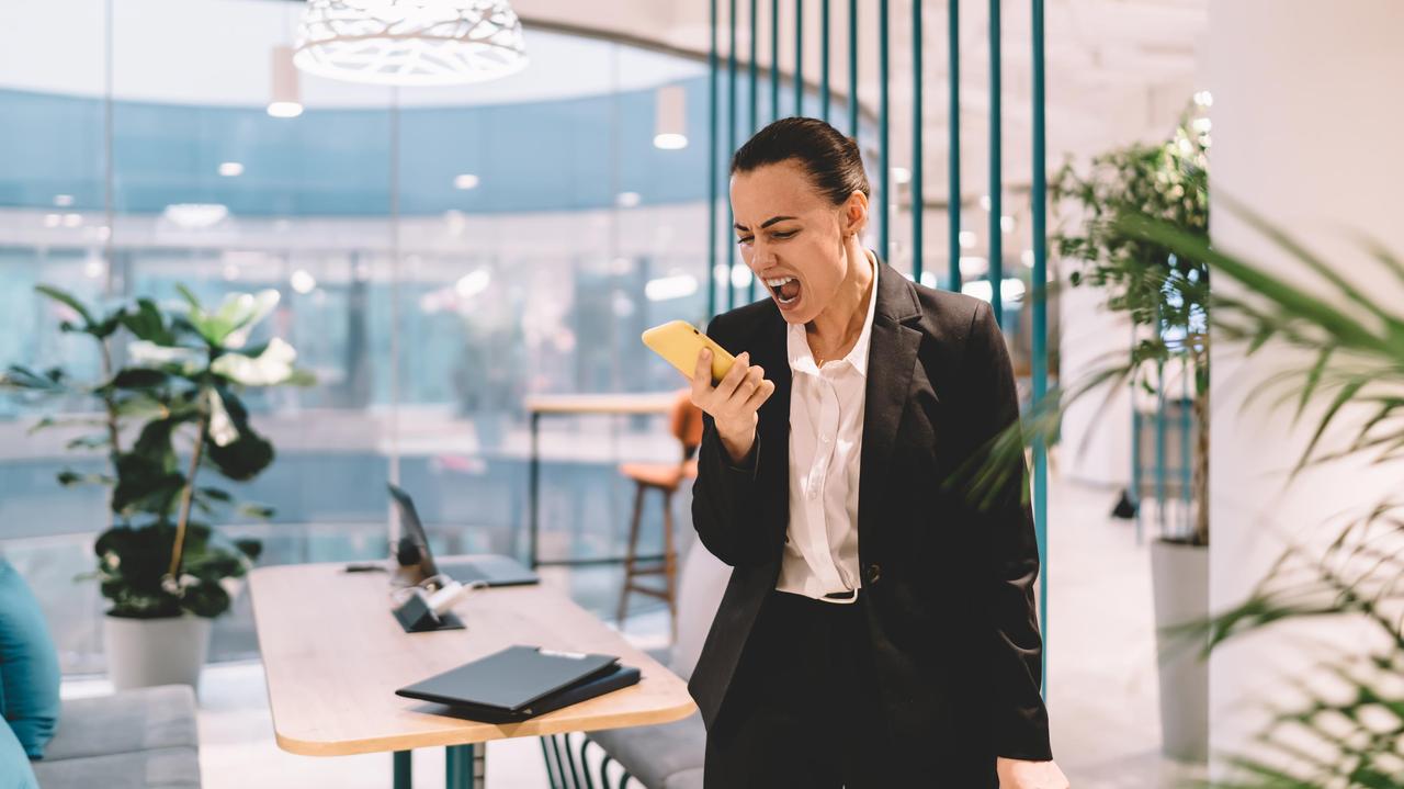 "Rage bait" zdaniem ekspertów króluje w sieci. Czym jest? Właśnie został słowem roku