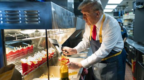 Donald Trump smaży frytki w McDonald's