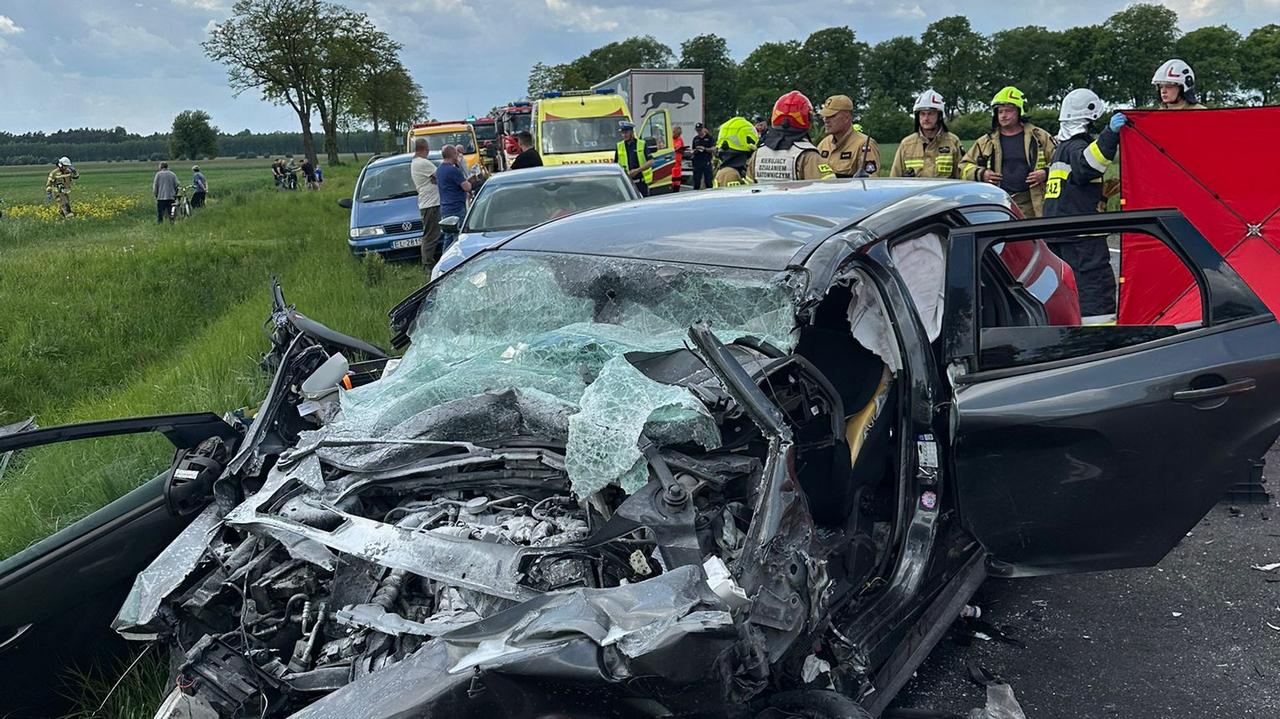 Zderzenie dwóch aut osobowych, więźniarki i ciężarówki. Nie żyje kobieta