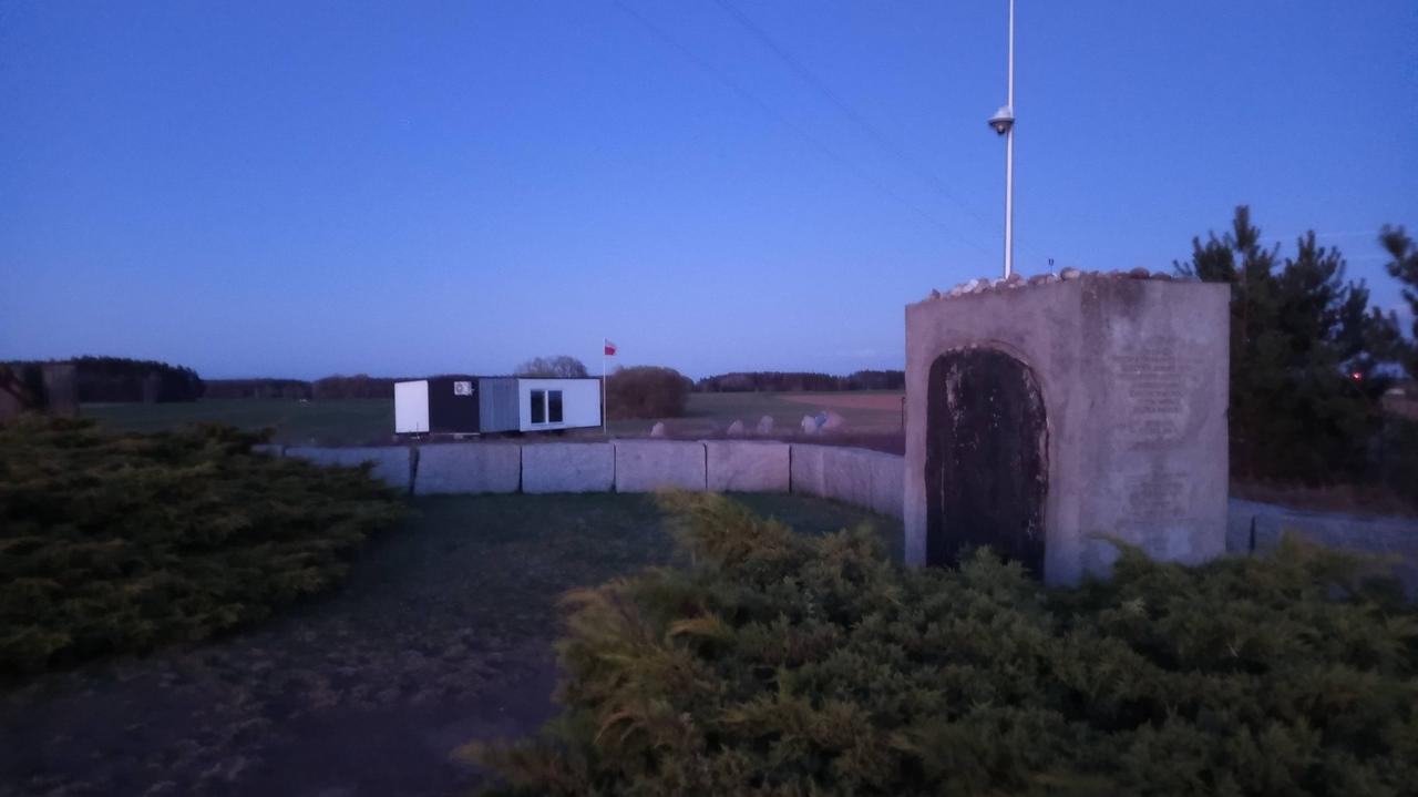 Kontenery obok pomnika pomordowanych Żydów w Jedwabnem. "To bardzo przykre"