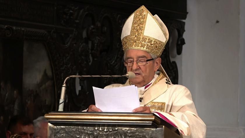 Apele o odebranie arcybiskupowi odznaczeń, tytułów i orderów