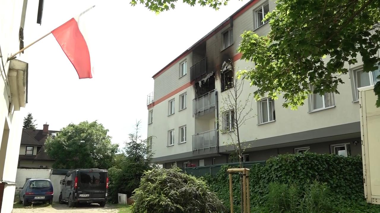 Pożar mieszkania na drugim piętrze, trzy osoby poszkodowane