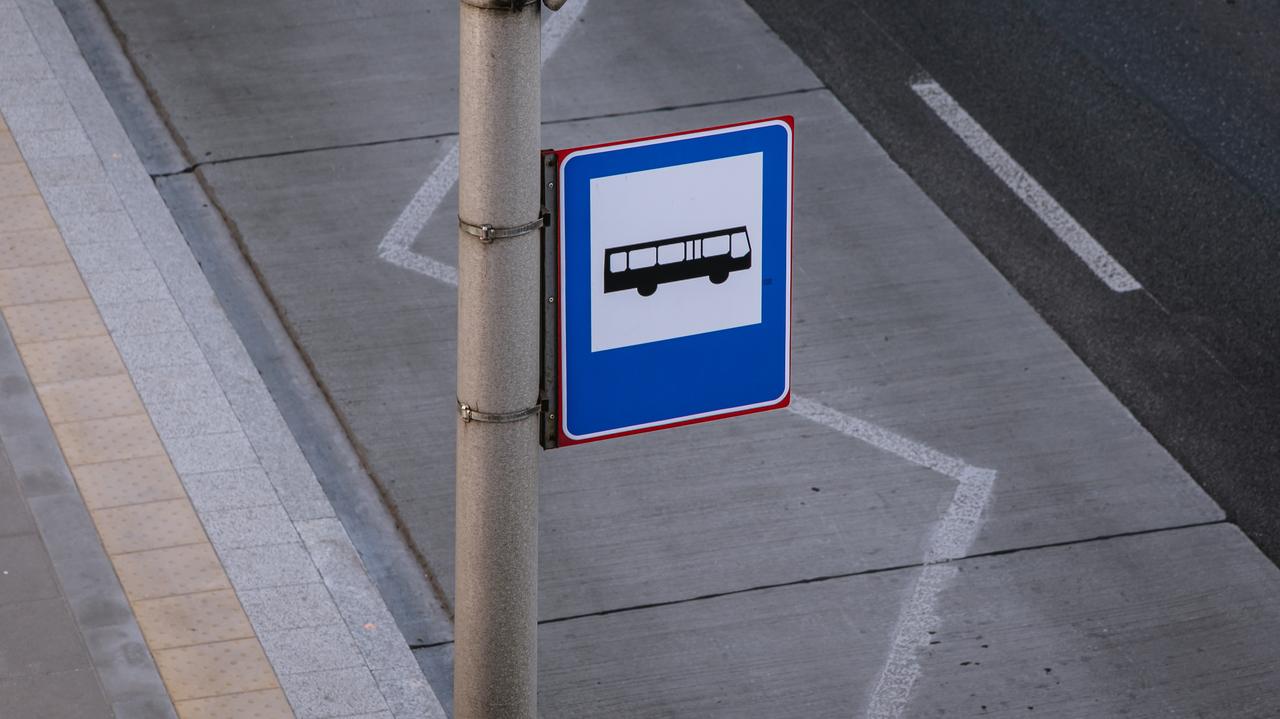 Dziewczynka w piżamie sama na przystanku. Na palcach pokazała, ile ma lat. Szukają jej opiekunów