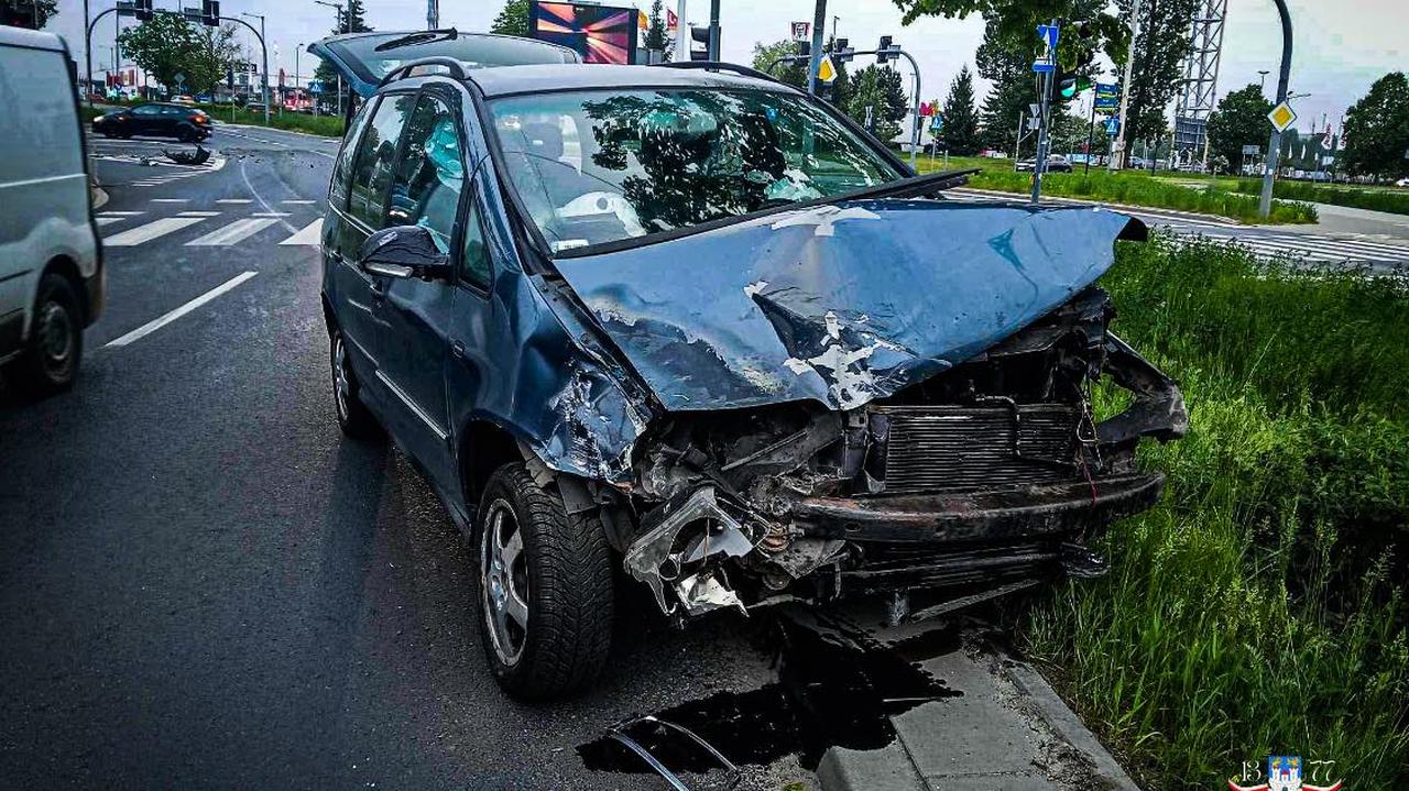 Zderzenie dwóch aut. Sześć osób w szpitalu