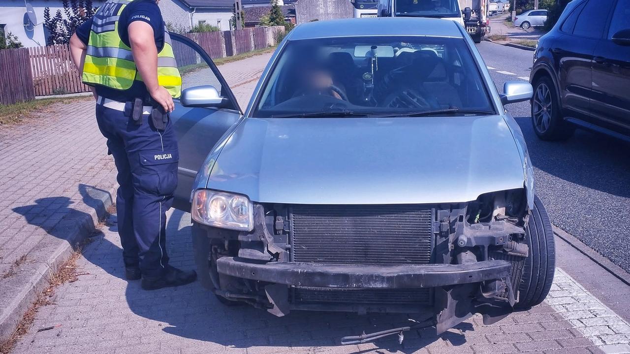 Bez zderzaka, ze skręconymi kołami. 76-latek "chciał tylko dojechać do mechanika"