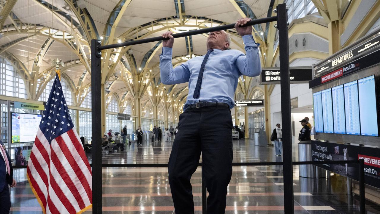 Ministrowie nagle zaczęli się podciągać. "Dość dziwna konferencja prasowa"