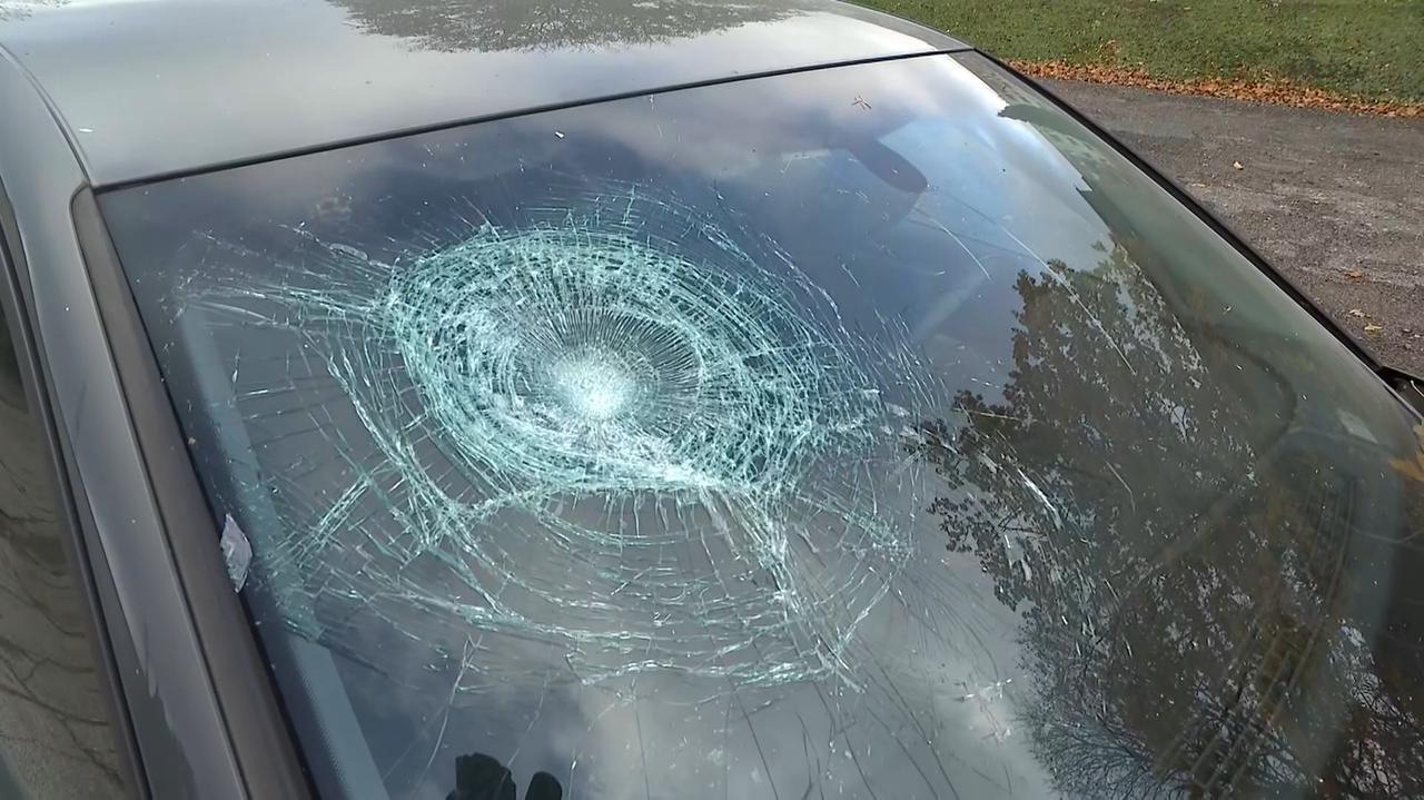 Zniszczony samochód, oblane drzwi. "Nie da się zastraszyć"