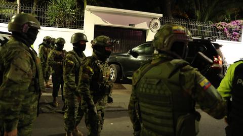 Ekwadorska policja przed ambasadą Meksyku w Quito