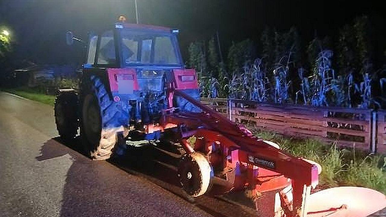 Pijany jechał ciągnikiem. O drogę zapytał policjantów