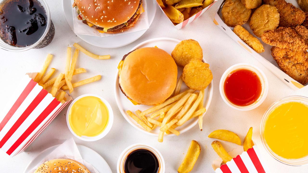 Jesz słodycze i fast foody? Narażasz się na nowotwór w młodym wieku