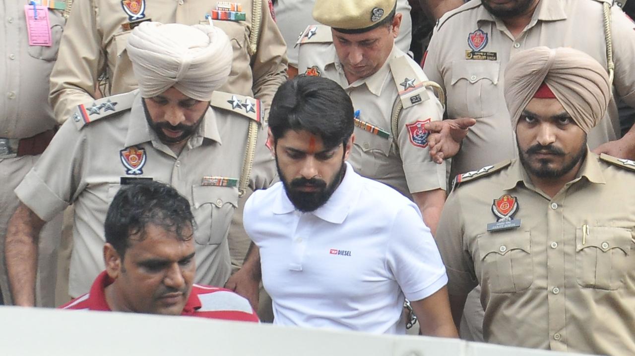 Siedzi w więzieniu o zaostrzonym rygorze, przez cały czas organizuje zamachy