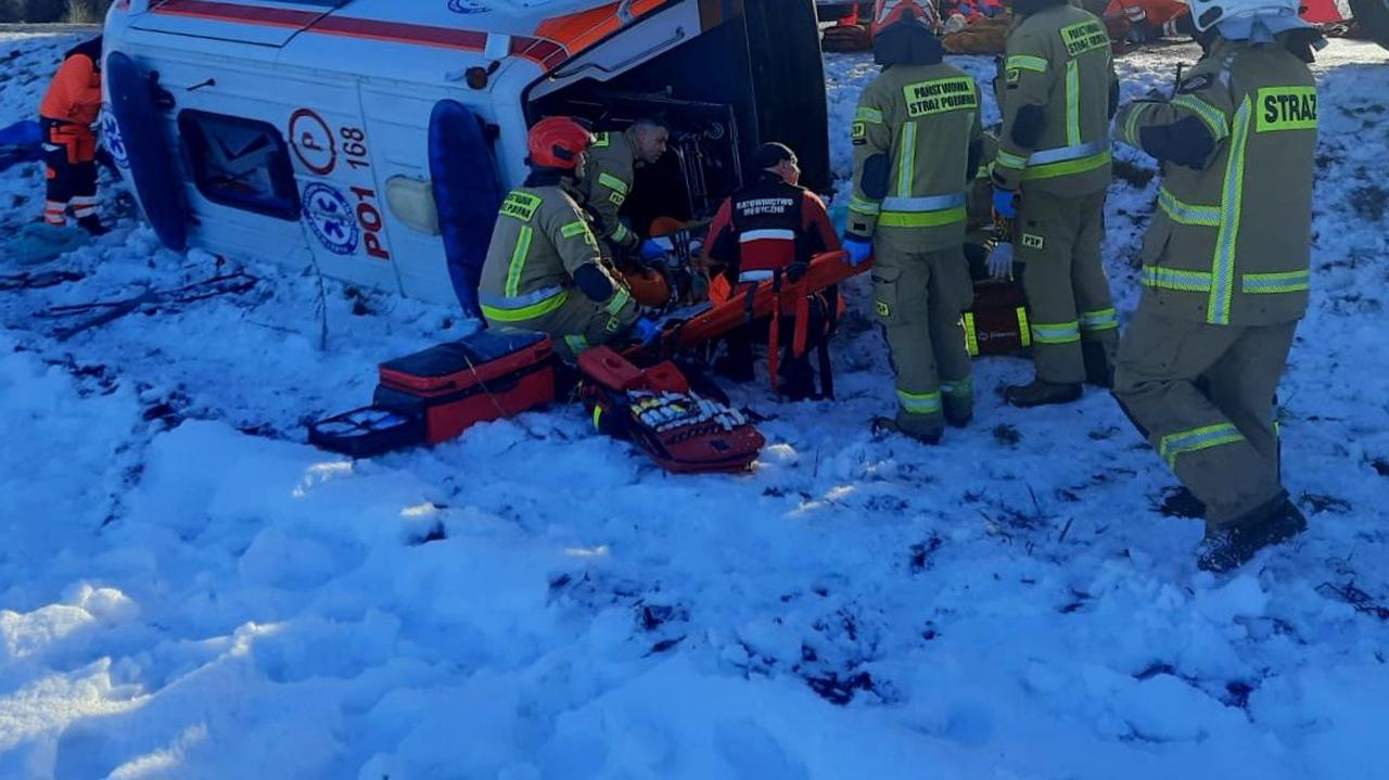 Karetka uderzyła w drzewo, lądował LPR