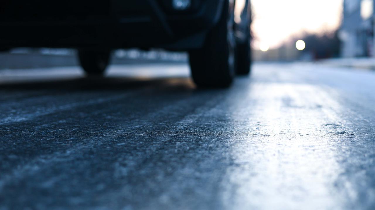 U jednych oblodzenie, u innych silny mróz. IMGW ostrzega