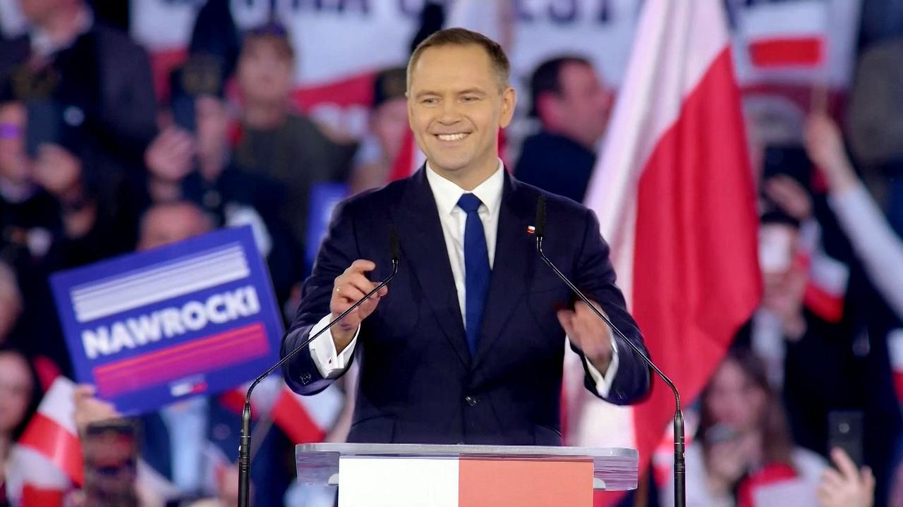 Sprawa mieszkań Karola Nawrockiego. "Wjechał na mieszkanie", "strzeżcie się seniorzy"